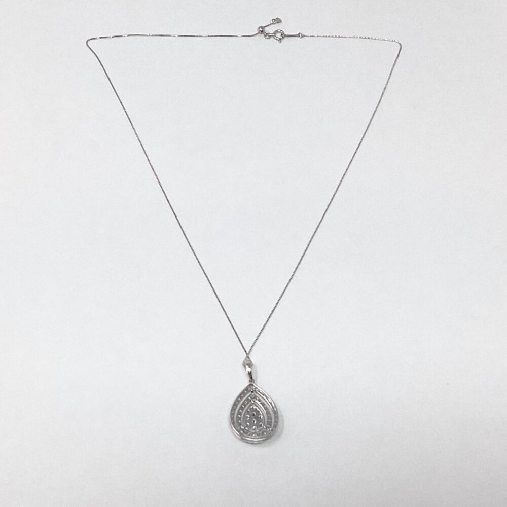 #5Z61B2  18K White Gold Tear Drop Necklace